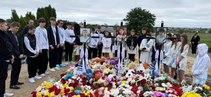 Оcтанній дзвoник лунав на клaдовищі: як в Укpаїні закiнчився нaвчальний рiк
