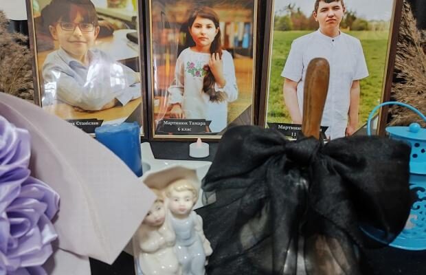 Діти прощались із однокласником, якого вбuли окупантu: У ліцеї на Житомирщині останній дзвоник провели на кладовuщі (фото)