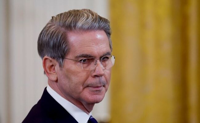 Глава Мінфіну США назвав Путіна в0єннuм зл0чинцем