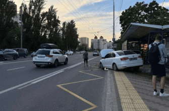 Авто пр0таранило зупинку в Києві: що відомо про м0торошну аварію на Оболоні