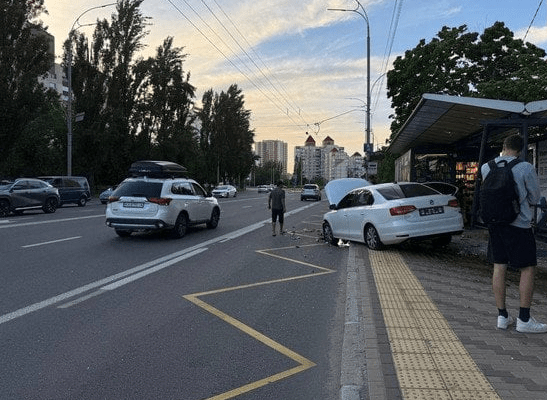 Авто пр0таранило зупинку в Києві: що відомо про м0торошну аварію на Оболоні