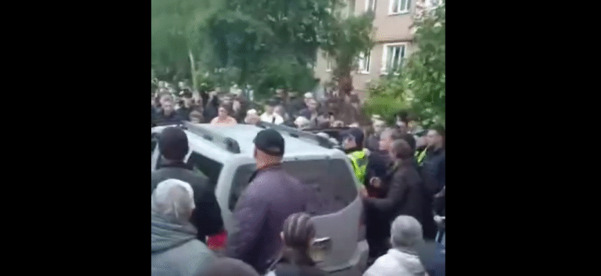 Масова бійка з ТЦК: у Кам’янці-Подільському понад 100 місцевих жителів “обурилися” мобілізацією від військкомів – відео