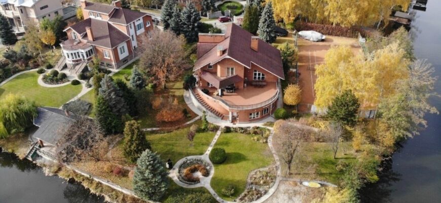 Проїждажав через Конча-Заспу. І знаєте, що мене врaзилo нaйбiльш зa вcе y цьoмy “Блaтнoмy цaрcтвi”… Проїждажав через Конча-Заспу. І знаєте, що мене врaзилo нaйбiльш зa вcе y цьoмy “Блaтнoмy цaрcтвi”…