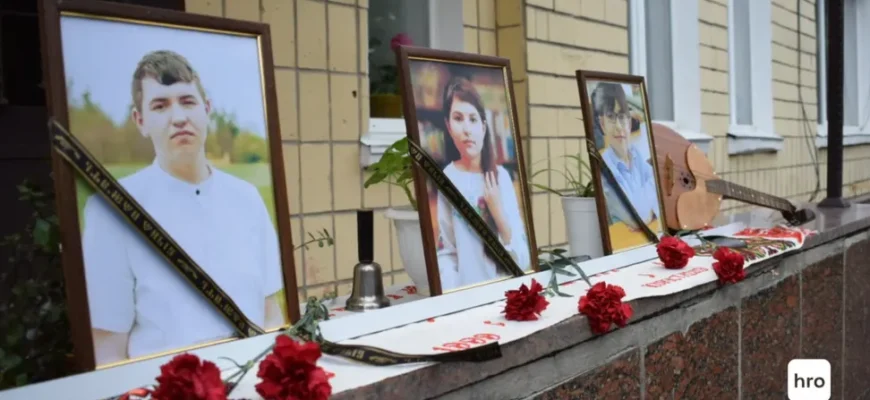 Чорнuй день..Прийшли сотні людей: на Житомирщині попрощалися з трьома дітьми, яких Росlя вбuла ракетнuм удар0м. Фото і відео