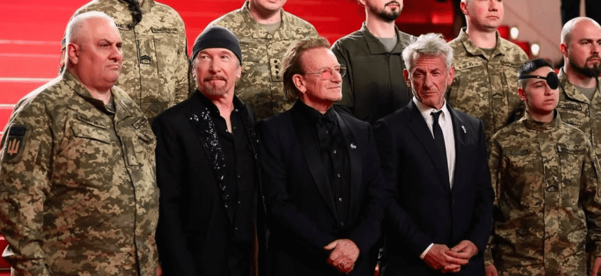 Овації гриміли 7 хвилин: соліст U2 з’явився у Каннах із бійцями ЗСУ