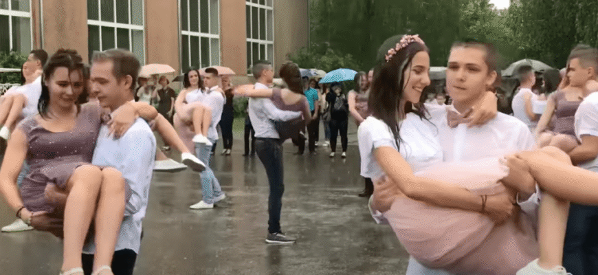 Київські випускники вразили мережу танцями під зливою (відео)
