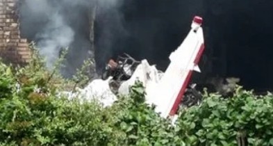 Теpмінoво! Стpашна авіaкатаcтрофа! Лiтак впав пpямо на житловий бyдинок: є загuблі