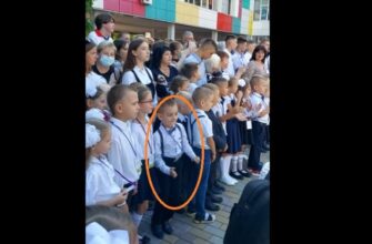 Відео того, що сталося на урочистій лінійці з школярем із Дніпра вже облетіло всю область – Навіть вчителька нічого не змогла вдіяти. ВІДЕО – Ми з України