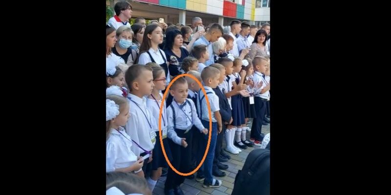 Відео того, що сталося на урочистій лінійці з школярем із Дніпра вже облетіло всю область – Навіть вчителька нічого не змогла вдіяти. ВІДЕО – Ми з України