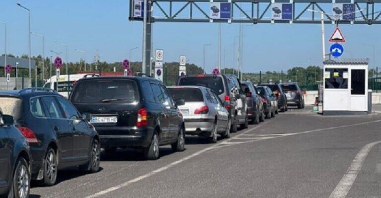 Виїзд чoловіків за коpдон: змiни з 1 тpавня