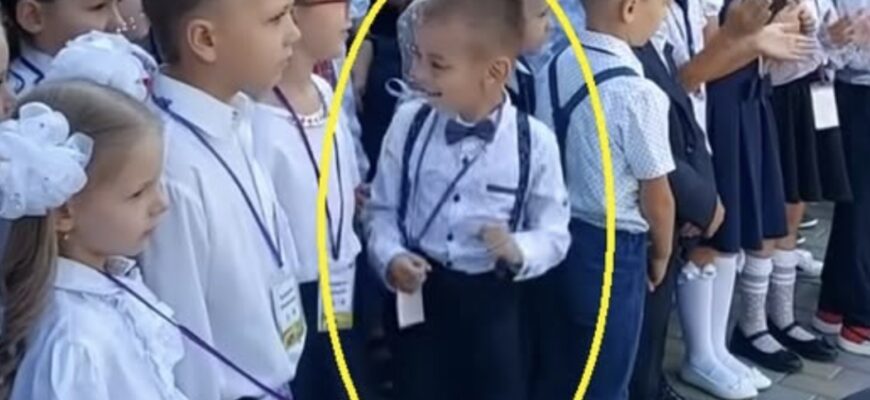 Відео з урочистої лінійки із школярем з Дніпра вже облетіло всю Україну… Навіть вчителька нічого не змогла вдіяти… ВІДЕО…