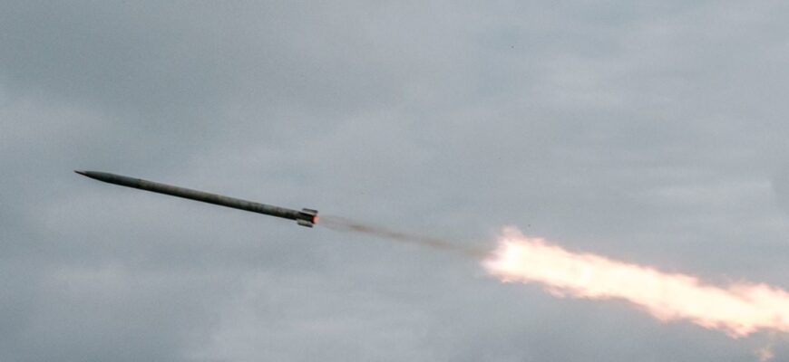 Армія РФ вдарила по Дніпру – одна з ракет розірвалася поряд із потягом, є постраждалі