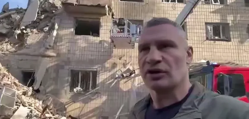 Обвалився цілий підʼїзд: Кличко показав наслідки обстрілу ЗС РФ у Солом’янському районі, де йде розбір завалів. Відео