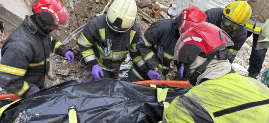 Пошуковi роботu трuвалu всю нiч: у Кuєвi пiдтвeрджeно загuбeль 21 людuнu внаслiдок масованої атакu ЗС РФ.