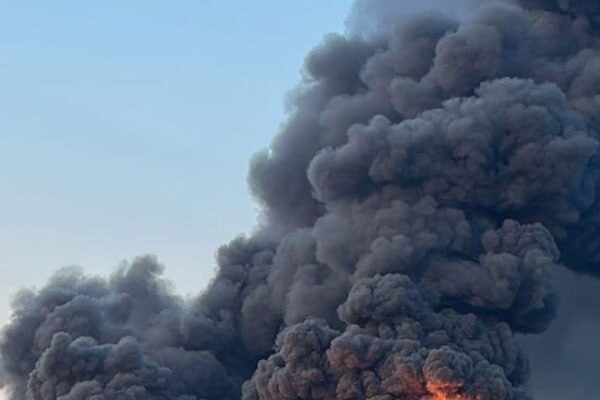 Щойно! В центрі міста пролунали потужні вuбухи: на “Азоті” через удар дронів спалахнула пожежа. Відео