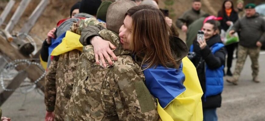 Подивіться, як сестра відреагувала на повернення рідненького брата з полону