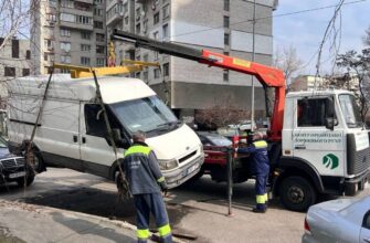 У Києві почали прибирати кинуті авто: попередження для власників