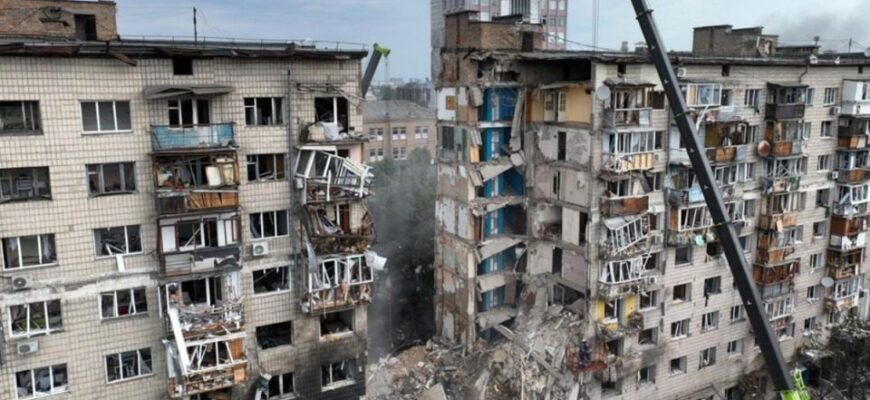 Пес врятував життя киянину зі знищеного ракетою РФ під’їзду