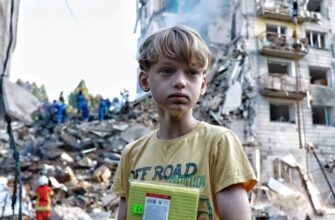 Хлопчик зі зруйнованого ракетою РФ будинку в Києві став жити у храмі