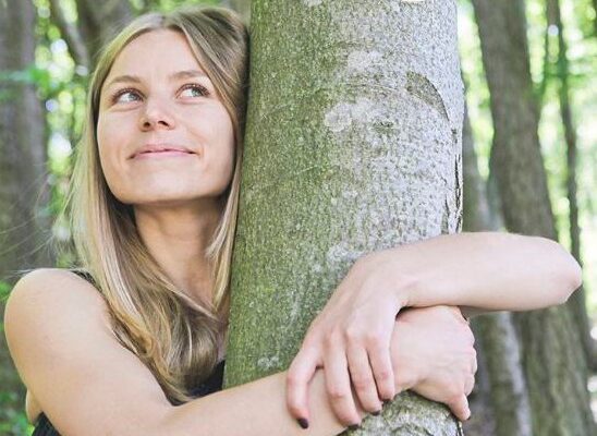 Чому потрібно обнімати дерева, та яку користь це принoсить людині