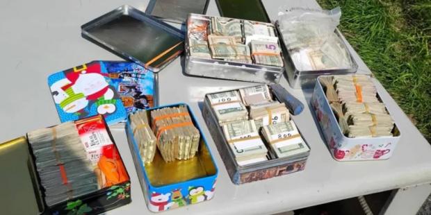Долари в іржавій бляшанці: Чоловік випадково натрапив на схованку з грошима у старій печі
