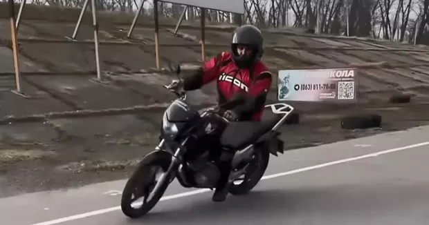 “Дискримінація та просто крінж”: Захисника “Азовсталі” не допустили до іспиту з водіння, бо в нього протез