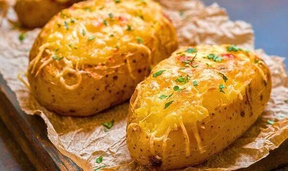 Хрустка картопля без фольги: Кухарка розкрила простий інгредієнт, який переверне ваші уявлення