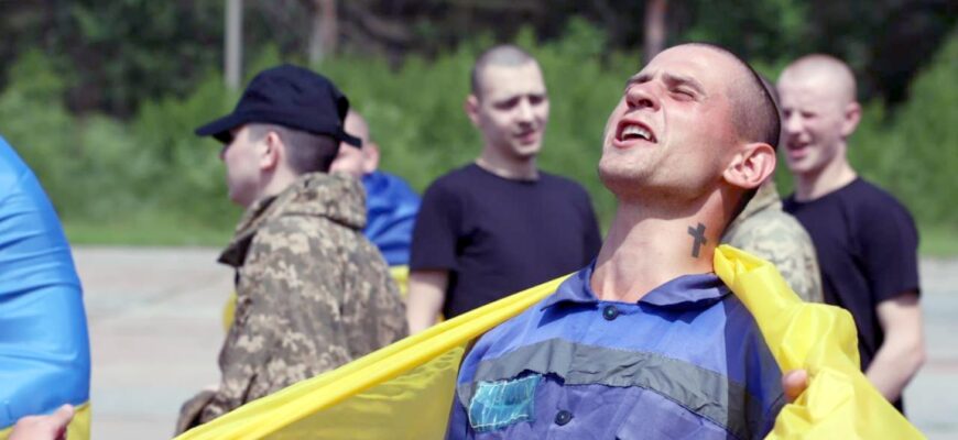 Їм ще немає і 25 років: українці не стримують сліз радощів – наші хлопці повернулися додому. Відео