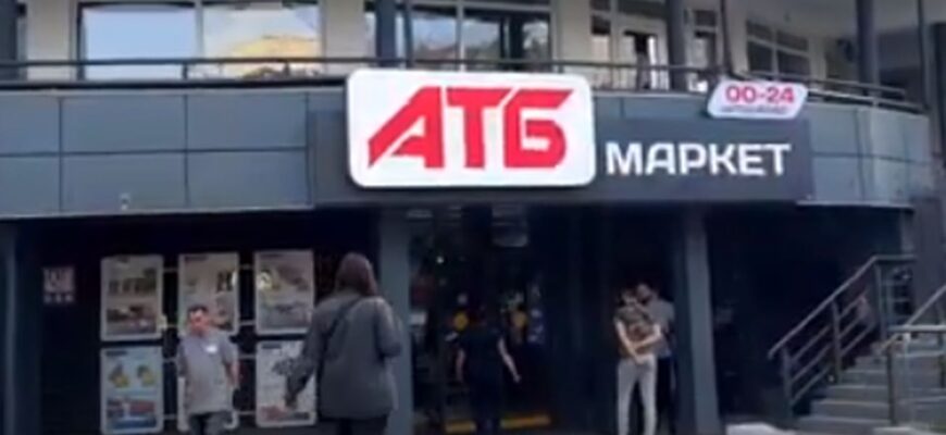Ковбаса, пельмені, морозиво: в АТБ знову роздають продукти за півціни – повний список