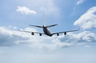 Отакий Superjet-100: У російського літака, що прямував із Москви до Грузії, під час польоту відірвалася обшивка двигуна