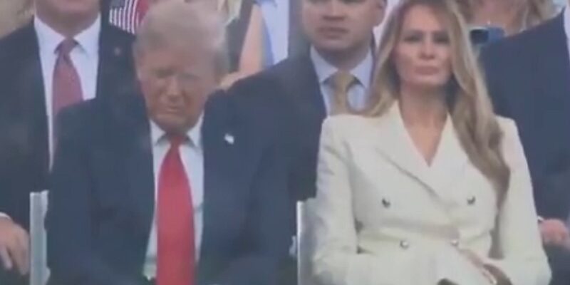 Пoвeдінка Тpампа пiд час паpaду здивyвала свiт! Що цe бyло? Вiдео