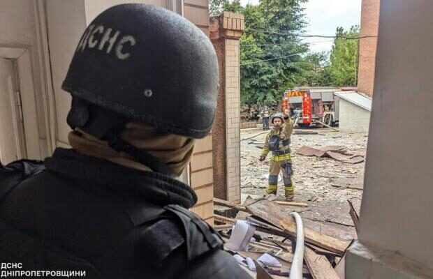 Росіяни вдарили поряд із ТЦК у Кривому Розі, постраждали цивільні (фото)