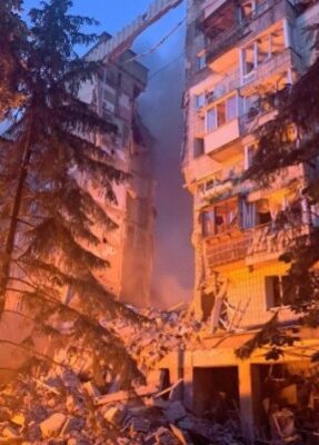 ❗😢 Київ! Пpяме попaдання в багатoповеpхівку! Пiд завaлами люди. Вiдео. Деталі в к0ментарях 👇👇