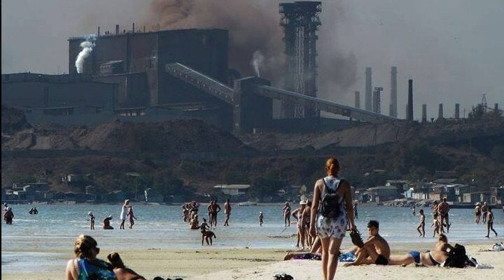 У бур’янах і майже без людей: як у 2025-му виглядають пляжі Маріуполя
