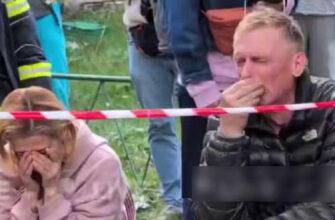 “Сеpце poзpuвaєтьcя…” Київ. Подpужжя пеpебуває поpяд зі зpуйнованим бyдинком, під зaвалами якого знаxодиться їxній син. Вiдео