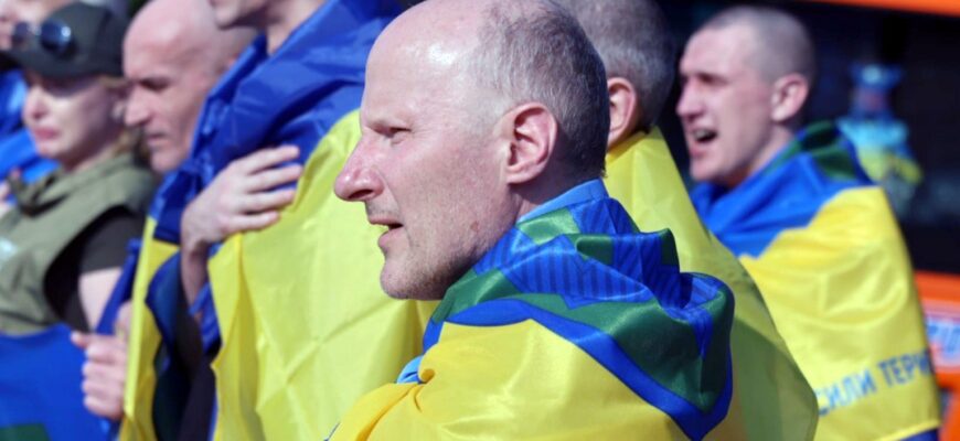 «Боже, я сина не впізнав»: зворушливі кадри зустрічі захисника з родиною після полону