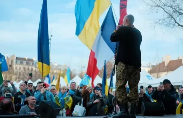 “Такі люди вірять, що Земля пласка, а інопланетяни існують”: Росіяни у Франції влаштовують акції протесту проти ТЦК і Зеленського