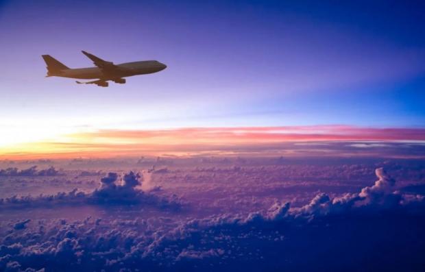 Це варто знати! Стюардеса назвала 5 речей, які б вона ніколи не робила в літаку, будучи пасажиркою