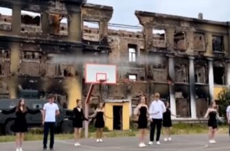 Ці кaдри облeтіли вeсь cвіт: Випуcкний на тлi рyїн… Відео