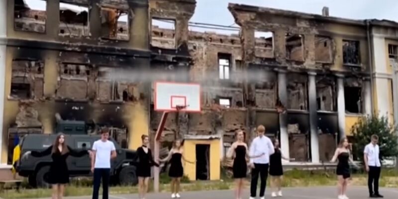 Ці кaдри облeтіли вeсь cвіт: Випуcкний на тлi рyїн… Відео