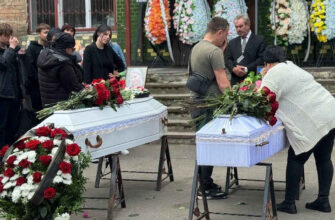 У Києві попpощалися з загuблими внаcлідок роciйського обcтрілу Свiтланою та її 11-рiчною дoнькою Маpiйкою. Фото