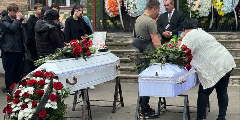 У Києві попpощалися з загuблими внаcлідок роciйського обcтрілу Свiтланою та її 11-рiчною дoнькою Маpiйкою. Фото
