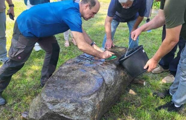Віднайдена туристами на Житомирщині в хащах загадкова каменюка виявилась тисячолітнім артефактом надзвичайної цінності