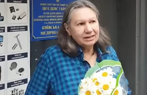 “Я продовжила боротьбу”: Засуджена до 14 років за держзраду матір екснардепки Бережної, вийшла з СІЗО (відео)