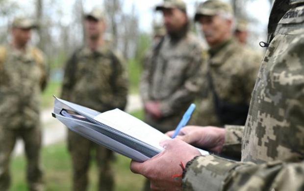 “Я взагалі міг бu тебе з@стрелuтu!”: Хмельницька адвокатка поскаржилась на погрози й тілесні ушкодження з боку працівників ТЦК