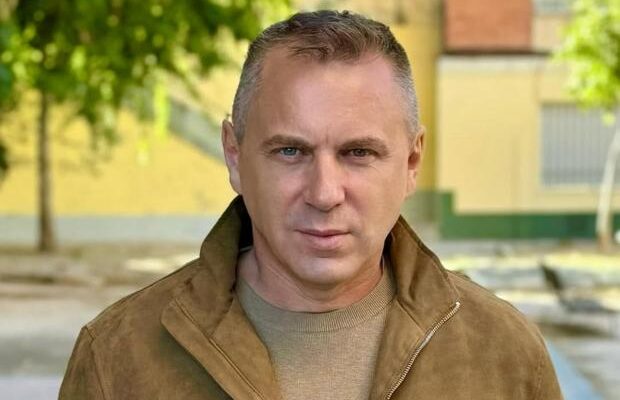 “З Іспанії мабуть патріотичніше вчити патріотизму і мові”: Популярний вчитель після звинувачення у втечі з України приховав геолокацію свого профілю