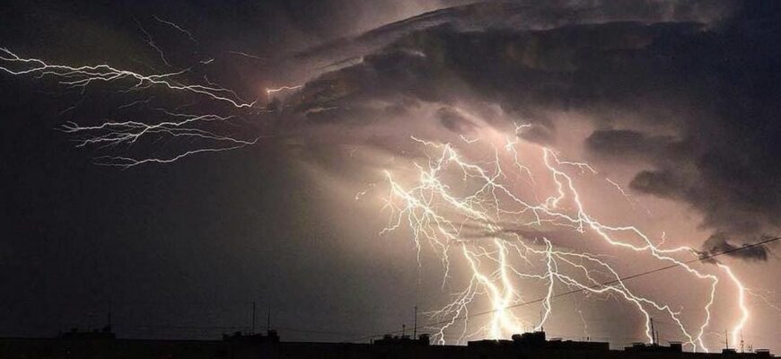 Завтра Україну накриє циклон: у яких областях грозові дощі та штормовий вітер