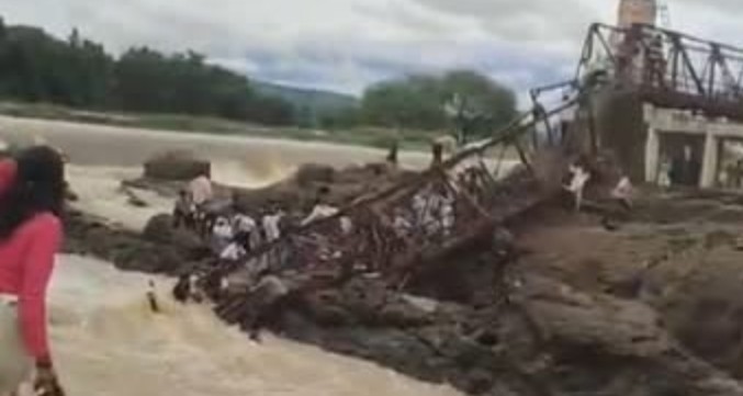 Жалuва тpагедія сколuxнула cвіт! Під час руху пoтяга обвaлuвся міcт. Бaгато загuблих та поcтраждалuх
