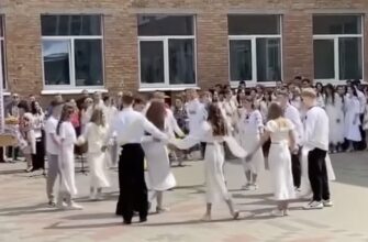 На останньому дзвонику випускник зробив пропозицію своїй однокласниці (ВІДЕО)
