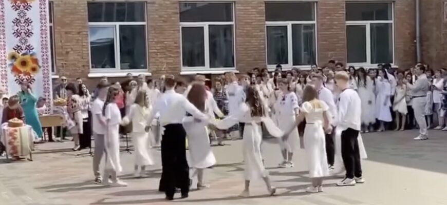 На останньому дзвонику випускник зробив пропозицію своїй однокласниці (ВІДЕО)